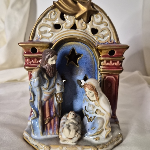 Elements Other - Vintage Ceramic Nativity Scene with Gold Accents RARE No Call-outs